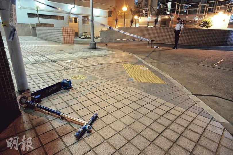 3歲半男童墮樓後，正在樓下玩滑板車的兄長即陪伴弟弟送院，現場遺下他的滑板車。（樊銳昌攝）