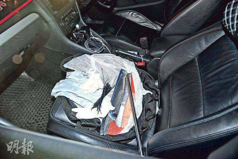 警員經搜查後,在車廂內檢獲鐵棒、斧頭、利刀、口罩、手套及索帶等證物。(蔡方山攝) 警員經搜查後,在車廂內檢獲鐵棒、斧頭、利刀、口罩、手套及索帶等證物。(蔡方山攝)