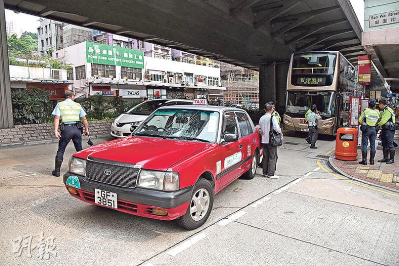 車禍後，涉事的士及巴士停泊路邊接受警方調查，只見的士擋風玻璃碎裂，兩車司機在場接受通過酒精呼氣測試及落口供。（蔡方山攝）