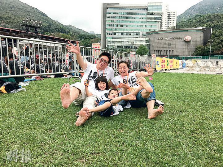 黃氏夫婦（左一及右一）帶同4歲兒子黃以信（右二）及6歲女兒黃以心（左二）參加香港世界宣明會「饑饉三十」活動。黃太不擔心小朋友會因肚餓發脾氣，已準備不同的玩具及遊戲。她說，為了是次活動，買了4部對講機，讓小朋友可以在有限的空間下自由活動，認識新朋友。（王慧瓊攝）