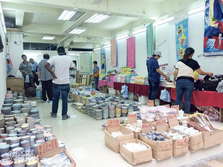 店舖內部﹕北京道15號舖約滿後,特賣場遷往樂道8號(圖),新店月租僅約4萬元。(邱曉欣攝)店舖內部﹕特賣場股東之一洪先生稱,由於餐具屬廠家直銷,價格比一般零售商更廉宜,除遊客外,亦吸引本地食肆大手入貨。(邱曉欣攝)店舖內部﹕特賣場碗碟標價介乎7元至25元,餐具來源自內地廠家出口至美國、英國、日本等地區的餘貨。(邱曉欣攝) 店舖內部﹕北京道15號舖約滿後,特賣場遷往樂道8號(圖),新店月租僅約4萬元。(邱曉欣攝)店舖內部﹕特賣場股東之一洪先生稱,由於餐具屬廠家直銷,價格比一般零售商更廉宜,除遊客外,亦吸引本地食肆大手入貨。(邱曉欣攝)店舖內部﹕特賣場碗碟標價介乎7元至25元,餐具來源自內地廠家出口至美國、英國、日本等地區的餘貨。(邱曉欣攝)