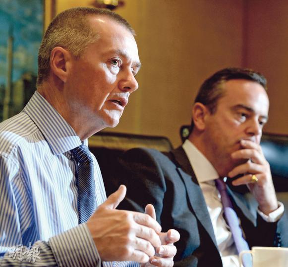國際航空集團行政總裁Willie Walsh(左)認為,希斯路機場擴建計劃,沒有必要修建大量無用的停車場、鐵路及航站樓等設施,希望機場能提供更高效的擴建方案。(劉焌陶攝) 國際航空集團行政總裁Willie Walsh(左)認為,希斯路機場擴建計劃,沒有必要修建大量無用的停車場、鐵路及航站樓等設施,希望機場能提供更高效的擴建方案。(劉焌陶攝)
