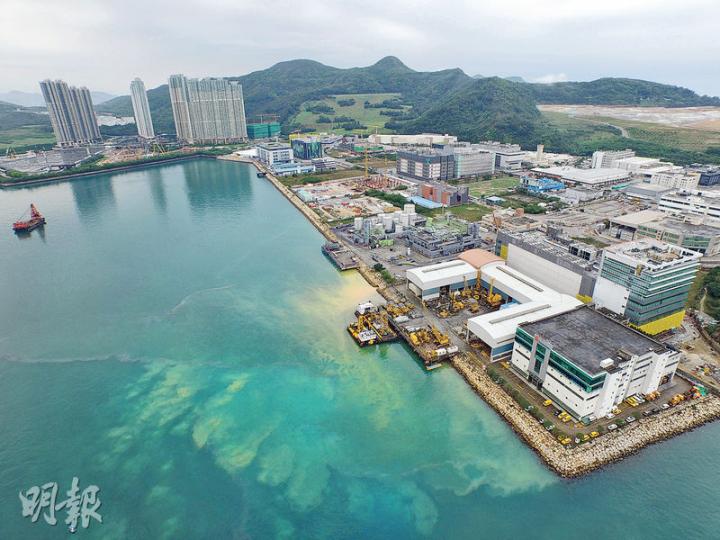將軍澳工業邨對出海面昨出現大片泥黃水,環保署未能確定泥水源頭,稱會繼續跟進和調查事件。左方一帶為日出康城等屋苑。(楊柏賢攝)西貢區議員方國珊表示,她擔任區議員至今約9年,接獲逾百宗工業邨對出海面變黃投訴,但環保署一直未能查明原因。(伍浦鋒攝) 將軍澳工業邨對出海面昨出現大片泥黃水,環保署未能確定泥水源頭,稱會繼續跟進和調查事件。左方一帶為日出康城等屋苑。(楊柏賢攝)西貢區議員方國珊表示,她擔任區議員至今約9年,接獲逾百宗工業邨對出海面變黃投訴,但環保署一直未能查明原因。(伍浦鋒攝)