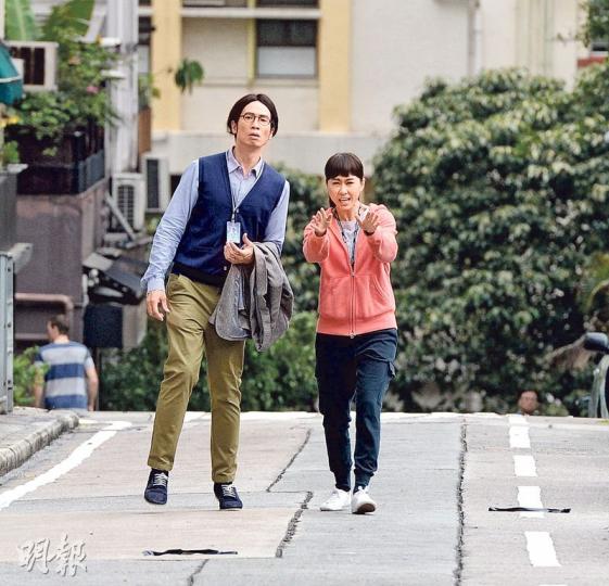 陳豪與胡定欣不停重複拍攝同一鏡頭,相當認真。(攝影:劉永銳、黃梓烜)陳豪是否打電話給太太呢?(攝影:劉永銳、黃梓烜) 陳豪與胡定欣不停重複拍攝同一鏡頭,相當認真。(攝影:劉永銳、黃梓烜)陳豪是否打電話給太太呢?(攝影:劉永銳、黃梓烜)