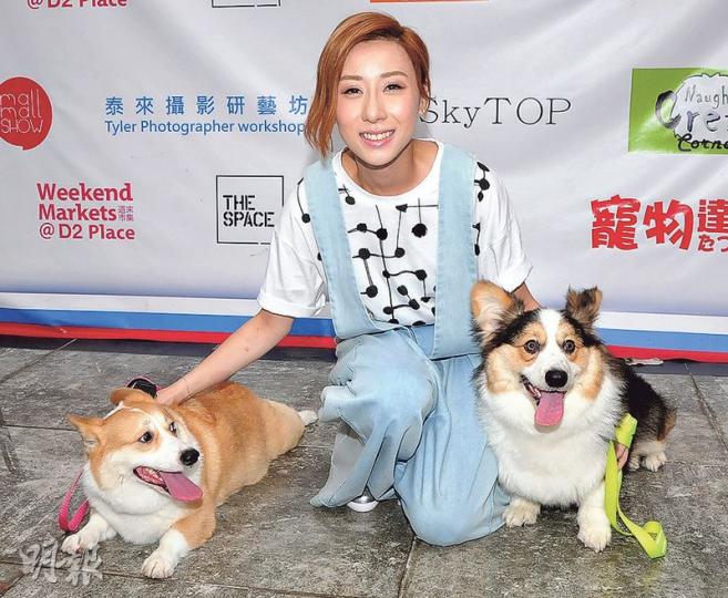 泳兒帶兩隻愛犬出席活動,自言牠們是傾訴對象。(攝影:林祖傑) 泳兒帶兩隻愛犬出席活動,自言牠們是傾訴對象。(攝影:林祖傑)
