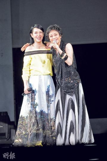 劉若英(左)為了首次紅館演唱會緊張到失眠,她邀請師傅張艾嘉(右)做嘉賓,師徒合唱《最愛》及《最愛是誰》。(攝影/記者:林祖傑)劉若英一講張艾嘉即忍不住落淚。(攝影/記者:林祖傑) 劉若英(左)為了首次紅館演唱會緊張到失眠,她邀請師傅張艾嘉(右)做嘉賓,師徒合唱《最愛》及《最愛是誰》。(攝影/記者:林祖傑)劉若英一講張艾嘉即忍不住落淚。(攝影/記者:林祖傑)