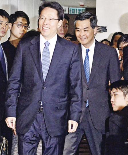 中聯辦主任張曉明(前左)及特首梁振英(前右)昨出席「一帶一路」藝術展覽開幕,兩人均沒有回應行李事件。(馮凱鍵攝) 中聯辦主任張曉明(前左)及特首梁振英(前右)昨出席「一帶一路」藝術展覽開幕,兩人均沒有回應行李事件。(馮凱鍵攝)