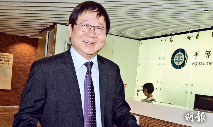 新任平機會主席陳章明(圖)昨履新,即被傳媒揭發在嶺大擔任教職期間,同時擔任菲律賓太歷國立大學的博士論文導師,但沒有向嶺大申報。他昨晚透過平機會發聲明致歉。(劉焌陶攝) 新任平機會主席陳章明(圖)昨履新,即被傳媒揭發在嶺大擔任教職期間,同時擔任菲律賓太歷國立大學的博士論文導師,但沒有向嶺大申報。他昨晚透過平機會發聲明致歉。(劉焌陶攝)