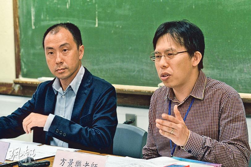 中學通識科主任張銳輝(左)認為社會充斥政治議題,相關討論從沒停止,故「冇理由唔考(政治題)」。通識科老師方景樂(右)則認為不可因政治題難掌握便放棄,只要議題在課程範圍內、具爭議及值得考,考評局便應出有關題目。(楊柏賢攝) 中學通識科主任張銳輝(左)認為社會充斥政治議題,相關討論從沒停止,故「冇理由唔考(政治題)」。通識科老師方景樂(右)則認為不可因政治題難掌握便放棄,只要議題在課程範圍內、具爭議及值得考,考評局便應出有關題目。(楊柏賢攝)