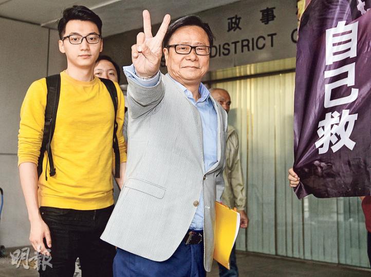 黃毓民(右)昨在庭外表示,現時「最期待梁振英坐喺度畀我盤問」。(林俊源攝) 黃毓民(右)昨在庭外表示,現時「最期待梁振英坐喺度畀我盤問」。(林俊源攝)