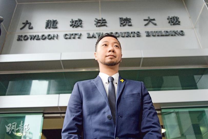 曾健超(圖)昨由黨友陳淑莊、社民連立法會議員梁國雄等人陪同抵達法院。此外,數間律師行的代表昨亦有到庭旁聽,但未知是否與「七警案」有關。(鍾林枝攝)駐守機動部隊的警長畢宏達(圖),昨在法庭作供時身穿警隊制服,稱案發當晚看見曾健超手持水樽。他作供後在法院內換上寫有「DARKSIDE」(陰暗面)字樣的T恤,步離法院。(鍾林枝攝)案發當晚有份制服曾健超的警長程英偉(圖)昨到法庭作供後,離開時亦換上便裝,戴上「黑超」及口罩,急步離開法院。(黃建邦攝) 曾健超(圖)昨由黨友陳淑莊、社民連立法會議員梁國雄等人陪同抵達法院。此外,數間律師行的代表昨亦有到庭旁聽,但未知是否與「七警案」有關。(鍾林枝攝)駐守機動部隊的警長畢宏達(圖),昨在法庭作供時身穿警隊制服,稱案發當晚看見曾健超手持水樽。他作供後在法院內換上寫有「DARKSIDE」(陰暗面)字樣的T恤,步離法院。(鍾林枝攝)案發當晚有份制服曾健超的警長程英偉(圖)昨到法庭作供後,離開時亦換上便裝,戴上「黑超」及口罩,急步離開法院。(黃建邦攝)