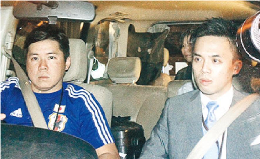 18歲姓何女疑犯昨晚由台灣抵達香港國際機場後,隨即被警方以涉嫌串謀謀殺罪拘捕,黑布蒙頭押返警署。(伍浦鋒攝) 18歲姓何女疑犯昨晚由台灣抵達香港國際機場後,隨即被警方以涉嫌串謀謀殺罪拘捕,黑布蒙頭押返警署。(伍浦鋒攝)