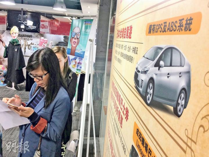 到外國自駕遊近年漸受歡迎,但有市民在海外損失車內財物卻不獲賠償。不過亦有旅行社聲稱,透過該公司購買的旅遊保險,客人如做了安全措施如將汽車上鎖,可被視為「有看管」,失竊可獲賠償。(鍾林枝攝) 到外國自駕遊近年漸受歡迎,但有市民在海外損失車內財物卻不獲賠償。不過亦有旅行社聲稱,透過該公司購買的旅遊保險,客人如做了安全措施如將汽車上鎖,可被視為「有看管」,失竊可獲賠償。(鍾林枝攝)