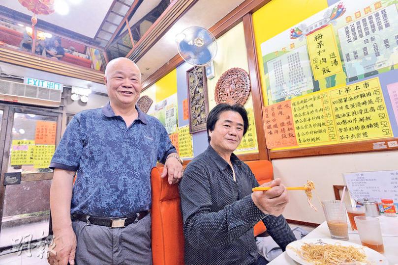 「愛羣餐廳」屹立屯門34年,將於本月21日與街坊道別。老闆楊建平(左)最不捨的是一班伙計與老顧客。已光顧近20年的顧客黃先生(右)最鍾情愛羣的人情味,亦大讚炒粉麵夠鑊氣。(楊柏賢攝)老闆楊建平是麵包師傅出身,愛羣開業初期數年的麵包,均由平哥一手焗製,其後則放手給員工製作,34年至今仍堅持每日新鮮出爐。每到放學時段都有不少學生排隊買麵包。(楊柏賢攝) 「愛羣餐廳」屹立屯門34年,將於本月21日與街坊道別。老闆楊建平(左)最不捨的是一班伙計與老顧客。已光顧近20年的顧客黃先生(右)最鍾情愛羣的人情味,亦大讚炒粉麵夠鑊氣。(楊柏賢攝)老闆楊建平是麵包師傅出身,愛羣開業初期數年的麵包,均由平哥一手焗製,其後則放手給員工製作,34年至今仍堅持每日新鮮出爐。每到放學時段都有不少學生排隊買麵包。(楊柏賢攝)