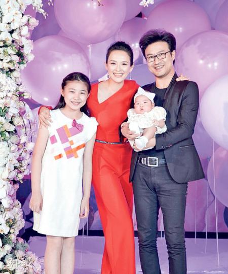 章子怡為汪峰生下囡囡小醒醒,同樣把汪峰與前女友葛薈婕所生的大女「小蘋果」視如己出。(微博圖片)章子怡囡囡小醒醒有如福娃,肥嘟嘟好可愛。(微博圖片) 章子怡為汪峰生下囡囡小醒醒,同樣把汪峰與前女友葛薈婕所生的大女「小蘋果」視如己出。(微博圖片)章子怡囡囡小醒醒有如福娃,肥嘟嘟好可愛。(微博圖片)