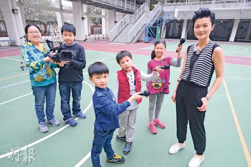 專訪方健儀.當小記者遇上大記者 (馮凱鍵攝)昔日在熒幕上看見方健儀認真地報道新聞,原來與她對談時,她非常幽默,跟小朋友很輕易便混熟了。(馮凱鍵攝)原來很多小記者都聽過方健儀唱歌,所以在他們眼中早知道方姐姐並不是如此冷酷,真正接觸過後,更大讚她幽默又健談。(馮凱鍵攝)除了準備訪問題目,小記者還會現場摘寫筆記,難怪方健儀都說他們有當真正記者的潛質。(馮凱鍵攝)小記者很想知道方健儀姐姐是否喜愛唱歌,她表示中四時曾與同學在校內的音樂比賽中合唱I've never been to me而獲得冠軍,中六也曾 專訪方健儀.當小記者遇上大記者 (馮凱鍵攝)昔日在熒幕上看見方健儀認真地報道新聞,原來與她對談時,她非常幽默,跟小朋友很輕易便混熟了。(馮凱鍵攝)原來很多小記者都聽過方健儀唱歌,所以在他們眼中早知道方姐姐並不是如此冷酷,真正接觸過後,更大讚她幽默又健談。(馮凱鍵攝)除了準備訪問題目,小記者還會現場摘寫筆記,難怪方健儀都說他們有當真正記者的潛質。(馮凱鍵攝)小記者很想知道方健儀姐姐是否喜愛唱歌,她表示中四時曾與同學在校內的音樂比賽中合唱I've never been to me而獲得冠軍,中六也曾