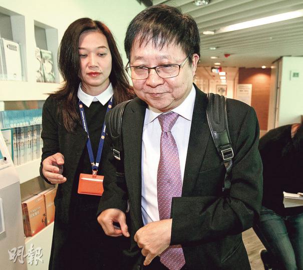 平機會主席陳章明(右)昨第二日上班,門外再有大批傳媒追訪他未有申報及收酬任菲國大學的論文導師一事,陳當時未有回應,僅指「我噚日交代咗」便急步進入辦公室,過程不足半分鐘。至昨日下午,陳始再次步出回應事件。(李紹昌攝) 平機會主席陳章明(右)昨第二日上班,門外再有大批傳媒追訪他未有申報及收酬任菲國大學的論文導師一事,陳當時未有回應,僅指「我噚日交代咗」便急步進入辦公室,過程不足半分鐘。至昨日下午,陳始再次步出回應事件。(李紹昌攝)