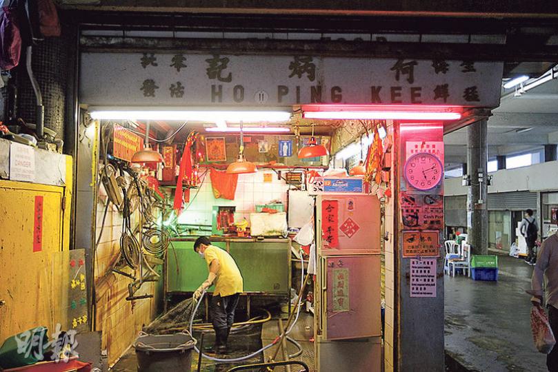 在北角碼頭經營海產生意及做祈福放生水產生意的何炳記(圖),因使用禁區海水飼養擬供人食用的活魚及活介貝類水產,違反持牌條件,被食環署停牌。(郭慶輝攝) 在北角碼頭經營海產生意及做祈福放生水產生意的何炳記(圖),因使用禁區海水飼養擬供人食用的活魚及活介貝類水產,違反持牌條件,被食環署停牌。(郭慶輝攝)