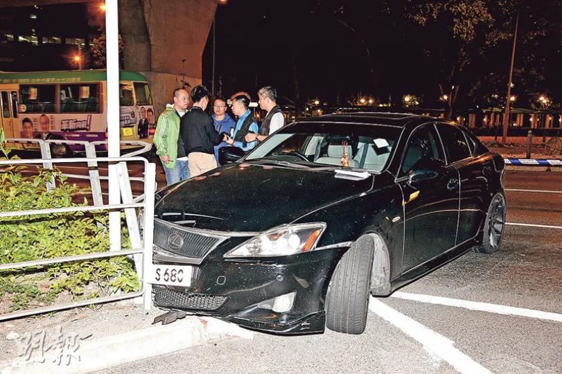 飛車追逐打鬥案中,警方在現場發現一輛懷疑涉案私家車撞向路邊鐵欄拋錨,車上無人。(蔡方山攝)探員在附近草叢檢獲疑屬打鬥者的牛肉刀與開山刀,帶署調查。(蔡方山攝) 飛車追逐打鬥案中,警方在現場發現一輛懷疑涉案私家車撞向路邊鐵欄拋錨,車上無人。(蔡方山攝)探員在附近草叢檢獲疑屬打鬥者的牛肉刀與開山刀,帶署調查。(蔡方山攝)
