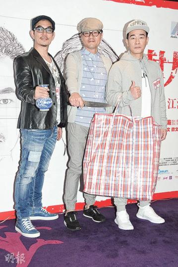小齊、林家棟及小春各自拿着道具合照,並宣布《樹大招風》票房報捷。(攝影﹕孫華中) 小齊、林家棟及小春各自拿着道具合照,並宣布《樹大招風》票房報捷。(攝影﹕孫華中)