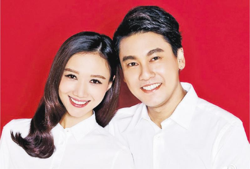 朱孝天成為F4中第3位結婚的人夫,與太太韓雯雯恩愛合照。(微博圖片)朱孝天大曬結婚證書,並留言「塵埃落定了…?故事才剛開始呢!」(微博圖片) 朱孝天成為F4中第3位結婚的人夫,與太太韓雯雯恩愛合照。(微博圖片)朱孝天大曬結婚證書,並留言「塵埃落定了…?故事才剛開始呢!」(微博圖片)