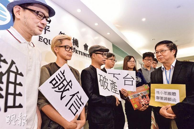 平機會主席陳章明(右一)昨上任第三日,面對大愛同盟(圖)等多個團體請願要求他辭職,他回應稱「希望大家可以多給時間處理應處理的問題」,對下台問題則回應:「呢個我唔答。」(馮凱鍵攝) 平機會主席陳章明(右一)昨上任第三日,面對大愛同盟(圖)等多個團體請願要求他辭職,他回應稱「希望大家可以多給時間處理應處理的問題」,對下台問題則回應:「呢個我唔答。」(馮凱鍵攝)
