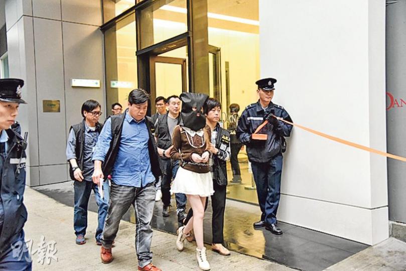 18歲何姓女疑犯「小草」昨被黑布蒙頭、鎖上手銬及腰纏鐵鏈押返DAN6案發單位重組案情後,同日警方正式落案控告她一項串謀謀殺罪。(林智傑攝) 18歲何姓女疑犯「小草」昨被黑布蒙頭、鎖上手銬及腰纏鐵鏈押返DAN6案發單位重組案情後,同日警方正式落案控告她一項串謀謀殺罪。(林智傑攝)