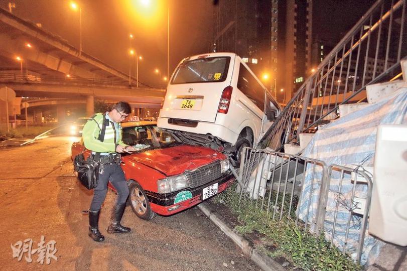 車禍後,的士被撞至橫推撼向路邊鐵欄停下,肇事客貨車則車尾擱在的士車頭,大半車身剷上行人路;意外中奇蹟未有造成嚴重傷亡。(蔡方山攝) 車禍後,的士被撞至橫推撼向路邊鐵欄停下,肇事客貨車則車尾擱在的士車頭,大半車身剷上行人路;意外中奇蹟未有造成嚴重傷亡。(蔡方山攝)