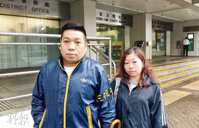 死者羅青蘭的兒子林健鴻(左)表示,手術後被告知待麻醉藥力過後,母親便會醒來。適逢父親六十大壽,他離開醫院後預備為父親擺壽宴,誰知母親翌日去世,壽宴擺不成,還要替母親買壽衣。林健鴻昨與妹妹(右)一起到庭。(鄧力行攝) 死者羅青蘭的兒子林健鴻(左)表示,手術後被告知待麻醉藥力過後,母親便會醒來。適逢父親六十大壽,他離開醫院後預備為父親擺壽宴,誰知母親翌日去世,壽宴擺不成,還要替母親買壽衣。林健鴻昨與妹妹(右)一起到庭。(鄧力行攝)