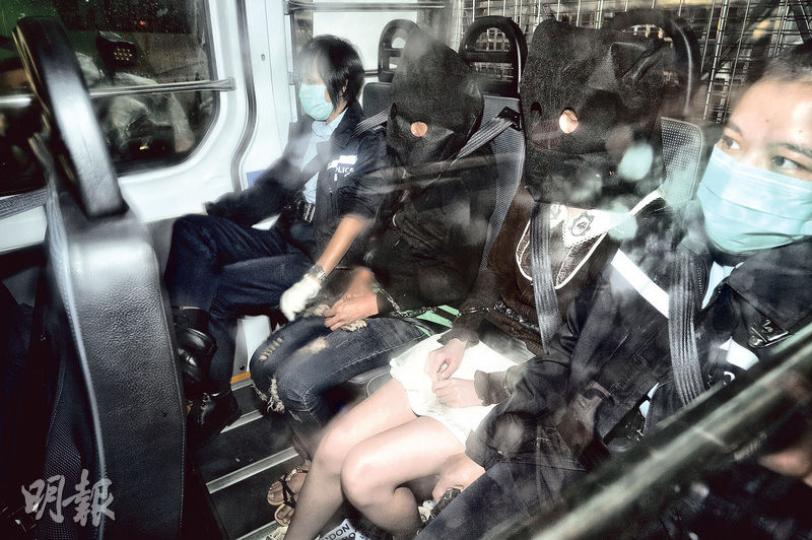 上月在荃灣工廈DAN6單位揭發的水泥棺藏屍謀殺案,18歲女被告何菱瑜(右二)被控一項串謀謀殺罪,昨身穿啡色上衣、白色短裙,由警方押送至在荃灣裁判法院提堂。(蘇智鑫攝)自稱女被告男友的男子(圖)昨到庭聽審,在庭外稱或會協助女友申請法援。(蘇智鑫攝) 上月在荃灣工廈DAN6單位揭發的水泥棺藏屍謀殺案,18歲女被告何菱瑜(右二)被控一項串謀謀殺罪,昨身穿啡色上衣、白色短裙,由警方押送至在荃灣裁判法院提堂。(蘇智鑫攝)自稱女被告男友的男子(圖)昨到庭聽審,在庭外稱或會協助女友申請法援。(蘇智鑫攝)
