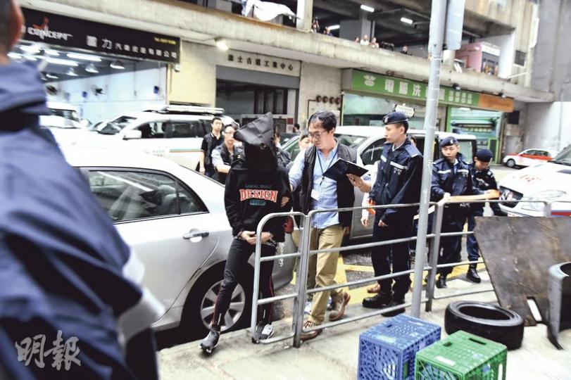 涉及荃灣工廈Dan6水泥棺藏屍案的曾姓男疑犯(左一),昨日黑布蒙頭被押到荃灣區一帶重組案情。(林智傑攝) 涉及荃灣工廈Dan6水泥棺藏屍案的曾姓男疑犯(左一),昨日黑布蒙頭被押到荃灣區一帶重組案情。(林智傑攝)