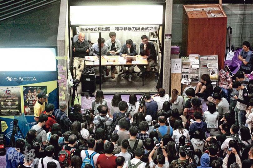 演藝學院學生會昨舉辦抗爭出路論壇,安排講者陳偉業(左一)、區諾軒(左二)、梁天琦(右二)及陳浩天(右一)在狹小的學生會會室內發言,會室外、隔着會室門口的玻璃,有約六七十人坐着或站着聆聽。(李紹昌攝)記者昨午2時到賽馬會演藝劇院對出平台,見數格地磚有裂縫,其中一處由數個「雪糕筒」圍起,1小時後,「雪糕筒」封鎖範圍突然大幅擴大(圖)。不過,學生會稱前一晚仍有學生在此平台辦活動,質疑地磚裂縫是否有急切維修需要。(李紹昌攝)記者昨在論壇舉辦前,走進校方以需恆常維修為由、拒絕借予學生會辦論壇的賽馬會演藝劇 演藝學院學生會昨舉辦抗爭出路論壇,安排講者陳偉業(左一)、區諾軒(左二)、梁天琦(右二)及陳浩天(右一)在狹小的學生會會室內發言,會室外、隔着會室門口的玻璃,有約六七十人坐着或站着聆聽。(李紹昌攝)記者昨午2時到賽馬會演藝劇院對出平台,見數格地磚有裂縫,其中一處由數個「雪糕筒」圍起,1小時後,「雪糕筒」封鎖範圍突然大幅擴大(圖)。不過,學生會稱前一晚仍有學生在此平台辦活動,質疑地磚裂縫是否有急切維修需要。(李紹昌攝)記者昨在論壇舉辦前,走進校方以需恆常維修為由、拒絕借予學生會辦論壇的賽馬會演藝劇