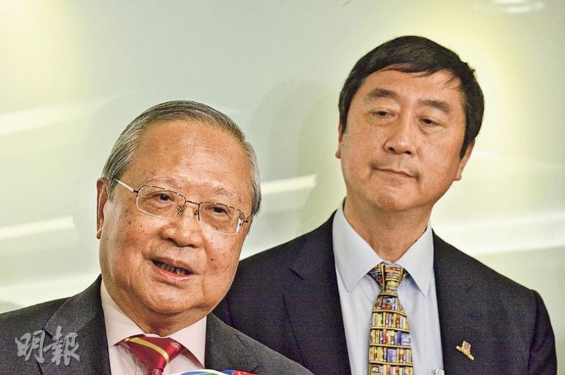 中大校長沈祖堯(右)昨於校董會開會後稱,有信心未來可跟獲薦出任校董會主席的梁乃鵬(左)合作愉快。梁稱絕對尊重校內管理層,又承諾會跟師生會面,對於被指是「梁粉」,他回應稱「你哋自己定論」。(鄧宗弘攝) 中大校長沈祖堯(右)昨於校董會開會後稱,有信心未來可跟獲薦出任校董會主席的梁乃鵬(左)合作愉快。梁稱絕對尊重校內管理層,又承諾會跟師生會面,對於被指是「梁粉」,他回應稱「你哋自己定論」。(鄧宗弘攝)