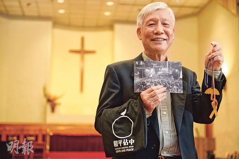 佔中三子之一朱耀明牧師昨晚啟程到德國接受Pfarrer-Georg-Fritze紀念獎,有關獎項肯定他為香港爭取民主、六四民運及和平佔中的付出。他準備了紀念T恤及佔領圖輯等物品給主辦單位。(黃志東攝) 佔中三子之一朱耀明牧師昨晚啟程到德國接受Pfarrer-Georg-Fritze紀念獎,有關獎項肯定他為香港爭取民主、六四民運及和平佔中的付出。他準備了紀念T恤及佔領圖輯等物品給主辦單位。(黃志東攝)