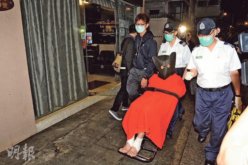涉及毒品案的男子為逃避警方拘捕,從2樓房間跳出平台,再由平台跳到約7米下的行人路逃走,最終被探員拘捕,他事後腳部受傷,由救護車送院治理。(樊銳昌攝)警方採取行動搗破毒品分銷中心時,兩名男子由大廈的2樓房間跳出平台逃走,結果一人受傷倒卧平台,另一人跳落行人路時被捕,事後救護車到場將兩名傷者送院。(樊銳昌攝) 涉及毒品案的男子為逃避警方拘捕,從2樓房間跳出平台,再由平台跳到約7米下的行人路逃走,最終被探員拘捕,他事後腳部受傷,由救護車送院治理。(樊銳昌攝)警方採取行動搗破毒品分銷中心時,兩名男子由大廈的2樓房間跳出平台逃走,結果一人受傷倒卧平台,另一人跳落行人路時被捕,事後救護車到場將兩名傷者送院。(樊銳昌攝)