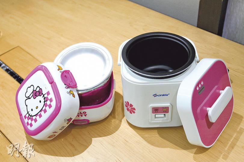 消委會測試發現,「Hello Kitty」蒸煮飯盒(左)及「山崎Sanki」(右)迷你飯煲的實際輸出功率均比標示高,且超出差異上限,或令使用者低估耗電量,導致電源負荷過大或散熱不足。(郭慶輝攝) 消委會測試發現,「Hello Kitty」蒸煮飯盒(左)及「山崎Sanki」(右)迷你飯煲的實際輸出功率均比標示高,且超出差異上限,或令使用者低估耗電量,導致電源負荷過大或散熱不足。(郭慶輝攝)