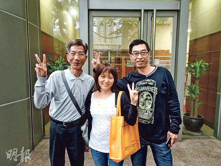 食物工場女工覃群英(中)被控外賣期間違例散賣飯盒,昨獲裁定阻街和非法販賣食物罪名不成立。英姐與陪同到庭的丈夫黃先生(左)、老闆余雷(右)離開法庭時齊齊舉起勝利手勢。(鄧力行攝)上星期未有訂飯的記者在案發地點鄧鏡波學校門外,成功以25元向「大家好食品製造中心」購得一個「皇牌蘑菇火腿雞皇焗飯」飯盒,獲附送珍珠奶茶一杯。(明報記者攝)記者到案發地點鄧鏡波學校門外觀察,發現有飯盒商駕車到學校門外,直接把飯盒賣給沒訂飯的學生。(明報記者攝) 食物工場女工覃群英(中)被控外賣期間違例散賣飯盒,昨獲裁定阻街和非法販賣食物罪名不成立。英姐與陪同到庭的丈夫黃先生(左)、老闆余雷(右)離開法庭時齊齊舉起勝利手勢。(鄧力行攝)上星期未有訂飯的記者在案發地點鄧鏡波學校門外,成功以25元向「大家好食品製造中心」購得一個「皇牌蘑菇火腿雞皇焗飯」飯盒,獲附送珍珠奶茶一杯。(明報記者攝)記者到案發地點鄧鏡波學校門外觀察,發現有飯盒商駕車到學校門外,直接把飯盒賣給沒訂飯的學生。(明報記者攝)