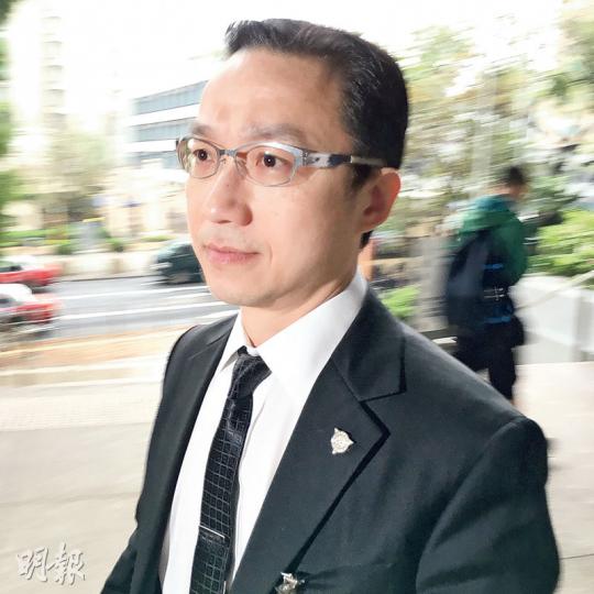 有組織罪案及三合會調查科(O記)警司游乃強(圖)昨供稱,去年曾與亞視時任新聞及公共事務助理副總裁陳興昌通電話,要求對方提供未經刪剪的新聞片段,惟對方指亞視面臨財政問題及人手流失,資源上難以協助。(黃建邦攝)「七警案」主角、公民黨成員曾健超(圖)於2014年佔領運動期間,被指向警察淋潑有味液體及拒捕,案件昨於九龍城裁判法院續審,曾健超於公民黨主席余若薇陪同下抵達法庭。(劉焌陶攝) 有組織罪案及三合會調查科(O記)警司游乃強(圖)昨供稱,去年曾與亞視時任新聞及公共事務助理副總裁陳興昌通電話,要求對方提供未經刪剪的新聞片段,惟對方指亞視面臨財政問題及人手流失,資源上難以協助。(黃建邦攝)「七警案」主角、公民黨成員曾健超(圖)於2014年佔領運動期間,被指向警察淋潑有味液體及拒捕,案件昨於九龍城裁判法院續審,曾健超於公民黨主席余若薇陪同下抵達法庭。(劉焌陶攝)