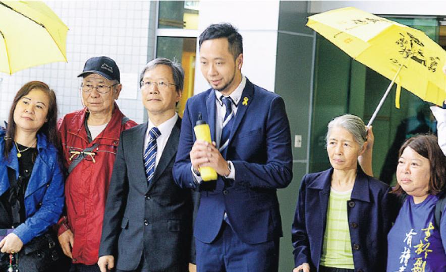 「七警案」主角、公民黨成員曾健超(左四)於2014年佔領運動期間,被指向警察淋潑有味液體及拒捕,案件昨於九龍城裁判法院續審。曾健超獲黨友兼立法會議員郭家麒(左三)以及一眾支持者陪同抵達法院。(劉焌陶攝) 「七警案」主角、公民黨成員曾健超(左四)於2014年佔領運動期間,被指向警察淋潑有味液體及拒捕,案件昨於九龍城裁判法院續審。曾健超獲黨友兼立法會議員郭家麒(左三)以及一眾支持者陪同抵達法院。(劉焌陶攝)