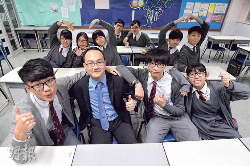 衞理中學校長藍正思(前排左二)向陌生考生伸出援手的故事,昨日在網上「hit爆」。藍校長接任僅一年,已十分受學生歡迎,該校多名學生留言或帖文讚揚校長,有學生指若老師請假時,藍為了認識每一個學生,會親自代堂,「上佢嘅代堂開心過自修」。(馮凱鍵攝)Tinky(圖)稱這次幸得好心校長幫忙,被幫助的經歷令她很感動,日後會幫助別人。(鄧宗弘攝) 衞理中學校長藍正思(前排左二)向陌生考生伸出援手的故事,昨日在網上「hit爆」。藍校長接任僅一年,已十分受學生歡迎,該校多名學生留言或帖文讚揚校長,有學生指若老師請假時,藍為了認識每一個學生,會親自代堂,「上佢嘅代堂開心過自修」。(馮凱鍵攝)Tinky(圖)稱這次幸得好心校長幫忙,被幫助的經歷令她很感動,日後會幫助別人。(鄧宗弘攝)