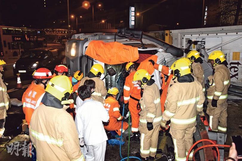 貨櫃車失控翻側意外中,司機一度受傷昏迷被困駕駛室,消防坍塌搜救隊(橙衣)及醫療隊到場救援。(蔡方山攝)消防坍塌搜救隊人員使用重型工具協助拯救,其間可見司機腳部伸出駕駛室外。(蔡方山攝) 貨櫃車失控翻側意外中,司機一度受傷昏迷被困駕駛室,消防坍塌搜救隊(橙衣)及醫療隊到場救援。(蔡方山攝)消防坍塌搜救隊人員使用重型工具協助拯救,其間可見司機腳部伸出駕駛室外。(蔡方山攝)