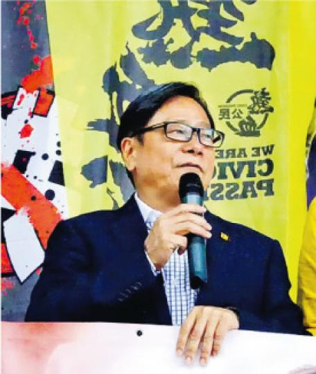 再度申請押後審訊被拒的黃毓民離開法院後,與支持者在法院門外高叫「政治檢控可恥」等口號。(鄧力行攝) 再度申請押後審訊被拒的黃毓民離開法院後,與支持者在法院門外高叫「政治檢控可恥」等口號。(鄧力行攝)