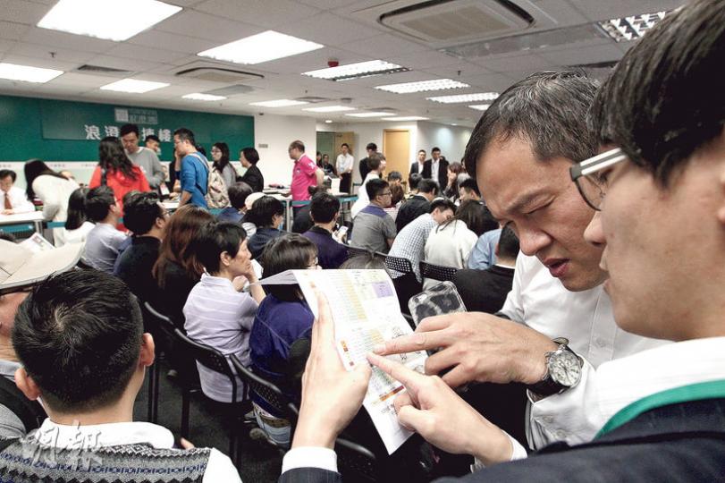 恒隆地產昨日重推奧運站浪澄灣，全批36伙單位即日沽清，平均成交實呎約1.44萬元，並為發展商套現約3.4億元。圖為浪澄灣售樓現場。（林俊源攝）
