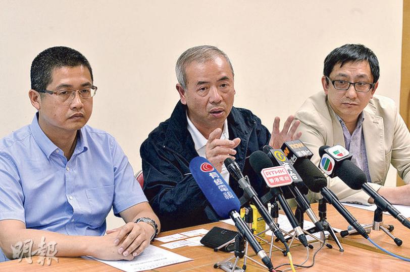香港機場地勤服務職工會主席李永富（左）、工聯會屬下香港民用航空事業職工總會主席張樞宏（中）及香港民用航空事業職工總會副秘書長葉偉明（右）均表示，類似特首女兒的行李事件經常發生，但各人都未有親身經歷，只稱有地勤人員轉述曾發生同類事件。（楊柏賢攝）
