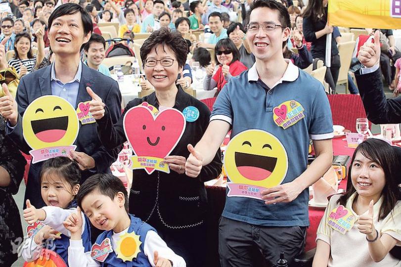 政務司長林鄭月娥（中）與新地執行董事郭基煇（右）昨為挪亞方舟的「開心正能量．由馬灣啟航」的公益運動揭幕，預料未來一年的活動可令約2萬人受惠，帶來社會正能量。（李紹昌攝）