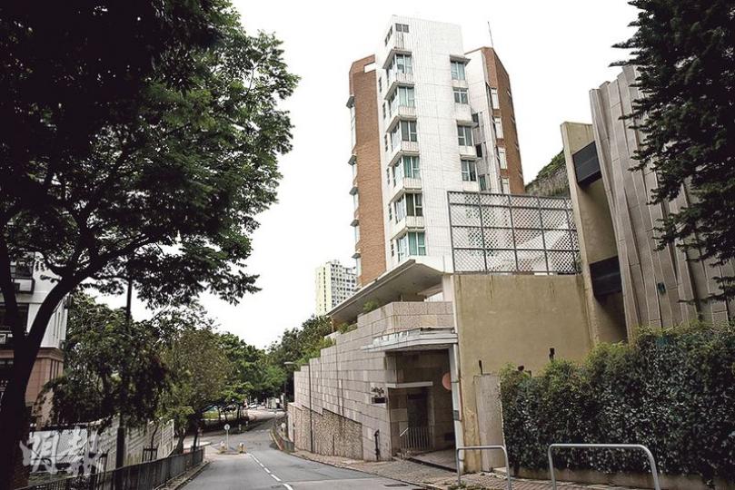 淺水灣南灣坊3號一幢兩面環山大廈前晚揭發爆竊案，一名擔任對冲基金公司營運總監的男住戶，返回單位時發現曾遭人潛入搜掠，損失約80萬元財物。（鍾炳然攝）