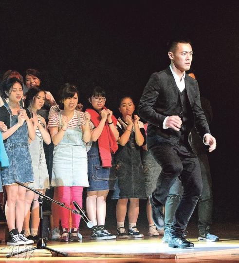 劉鳴煒練了踢躂舞兩個月,上台表演時,身後的年輕演員也替他肉緊。(攝影:孫華中) 劉鳴煒練了踢躂舞兩個月,上台表演時,身後的年輕演員也替他肉緊。(攝影:孫華中)
