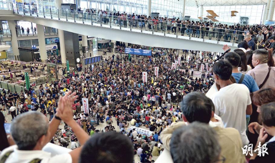 香港空勤人員總工會表示,集會未正式開始已有逾千人聚集接機大堂中央位置,而集會的兩個多小時內,接機大堂已成人海,離境大堂則站滿俯首圍觀的市民。(蘇智鑫攝)空總認為,若有旅客的手提行李遺留在機場禁區外,要機場保安或地勤送入禁區候機室給物主,是嚴重違反國際指引,但官方說法卻指此為「慣常做法」、「航空公司給予的服務」,故要求負責航空安全的民航處清楚交代。(蘇智鑫攝)前港區全國人大代表及前立法會議員朱幼麟昨出席空總集會時發言,明言不接受有港人在特權陰影下不敢說真話,必須找到事件的濫用特權源頭並消滅它,強調 香港空勤人員總工會表示,集會未正式開始已有逾千人聚集接機大堂中央位置,而集會的兩個多小時內,接機大堂已成人海,離境大堂則站滿俯首圍觀的市民。(蘇智鑫攝)空總認為,若有旅客的手提行李遺留在機場禁區外,要機場保安或地勤送入禁區候機室給物主,是嚴重違反國際指引,但官方說法卻指此為「慣常做法」、「航空公司給予的服務」,故要求負責航空安全的民航處清楚交代。(蘇智鑫攝)前港區全國人大代表及前立法會議員朱幼麟昨出席空總集會時發言,明言不接受有港人在特權陰影下不敢說真話,必須找到事件的濫用特權源頭並消滅它,強調