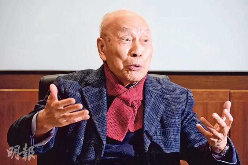 企業家李達三今年已95歲,仍每日工作,思路清晰。他每日會練八段錦,也盡量抽空散步。 (馮凱鍵攝) 企業家李達三今年已95歲,仍每日工作,思路清晰。他每日會練八段錦,也盡量抽空散步。 (馮凱鍵攝)
