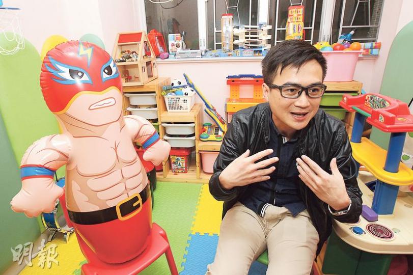 小孩在小童群益會賽馬會南區青少年服務中心的遊戲室內可任意打「不倒翁」(圖左)發泄,中心主任甘文俊說,孩子懂得區分,不會因而任意打人。(李紹昌攝) 小孩在小童群益會賽馬會南區青少年服務中心的遊戲室內可任意打「不倒翁」(圖左)發泄,中心主任甘文俊說,孩子懂得區分,不會因而任意打人。(李紹昌攝)